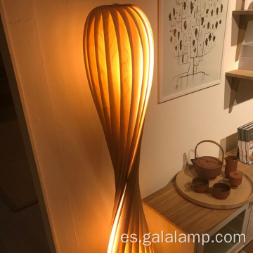 Dynamic Vortex: Lámpara de pie minimalista de arte nórdico